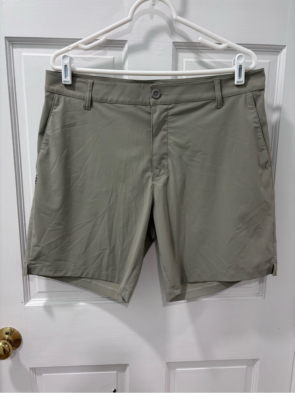 Rhône Men’s Resort Performance Golf Shorts Size 34 8” Inseam Khaki Green NWOT